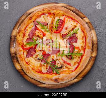 Deliziosa pizza fresca con tre tipi di carne e salsiccia Foto Stock