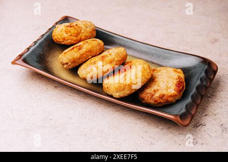 Deliziose cotolette fatte in casa in un piatto di ceramica Foto Stock