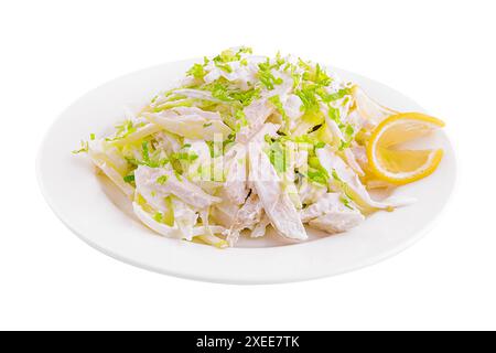 Piatto di gustosa insalata con verdure fresche e pollo Foto Stock