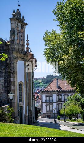 Strade del centro storico di Guimaraes, sito patrimonio dell'umanità dell'UNESCO, Portogallo. Luglio 2021 Foto Stock