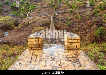 Ponte in acciaio vicino alla cascata del Nilo Azzurro, Bahir Dar. Regione di Amhara Etiopia, Africa selvaggia. Foto Stock