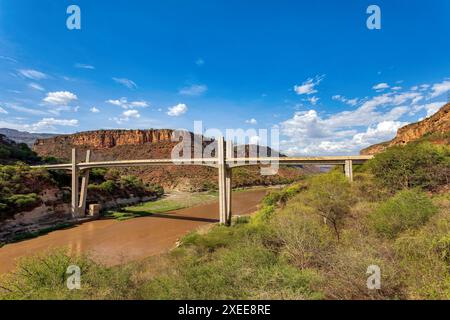 Vista della valle con un nuovo ponte sul fiume Blue Nile vicino a Debre Markos Foto Stock