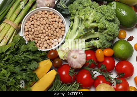 Fonte di proteine per i vegetariani. Diverse verdure fresche, frutta e cereali come sfondo, vista dall'alto Foto Stock