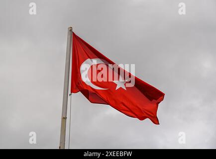 Bandiera turca contro il cielo nuvoloso in inverno Foto Stock