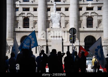 Milano, Italia. 27 giugno 2024. Presidio davanti alla sede del gruppo Borsa Italiana organizzata da Fisac Cgil di Milano e della Lombardia delle lavoratrici e dei lavoratori delle societ&#xe0; del gruppo - Milano - Gioved&#xec; 27 giugno 2024 (foto Claudio Furlan/Lapresse) Presidio davanti alla sede del gruppo Borsa Italiana organizzata da Fisac CGIL di Milano e Lombardia dei lavoratori delle aziende del gruppo - Milano - giovedì 27 giugno 2024 (foto Claudio Furlan/Lapresse) crediti: LaPresse/Alamy Live News Foto Stock