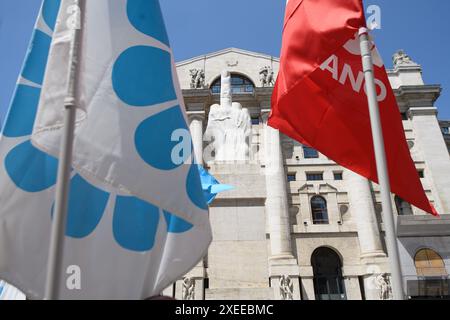 Milano, Italia. 27 giugno 2024. Presidio davanti alla sede del gruppo Borsa Italiana organizzata da Fisac Cgil di Milano e della Lombardia delle lavoratrici e dei lavoratori delle societ&#xe0; del gruppo - Milano - Gioved&#xec; 27 giugno 2024 (foto Claudio Furlan/Lapresse) Presidio davanti alla sede del gruppo Borsa Italiana organizzata da Fisac CGIL di Milano e Lombardia dei lavoratori delle aziende del gruppo - Milano - giovedì 27 giugno 2024 (foto Claudio Furlan/Lapresse) crediti: LaPresse/Alamy Live News Foto Stock