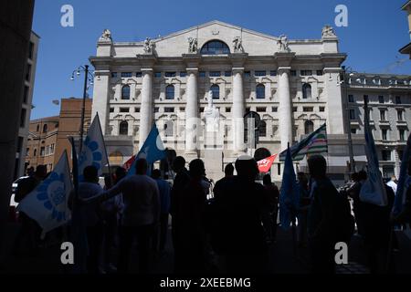 Milano, Italia. 27 giugno 2024. Presidio davanti alla sede del gruppo Borsa Italiana organizzata da Fisac Cgil di Milano e della Lombardia delle lavoratrici e dei lavoratori delle societ&#xe0; del gruppo - Milano - Gioved&#xec; 27 giugno 2024 (foto Claudio Furlan/Lapresse) Presidio davanti alla sede del gruppo Borsa Italiana organizzata da Fisac CGIL di Milano e Lombardia dei lavoratori delle aziende del gruppo - Milano - giovedì 27 giugno 2024 (foto Claudio Furlan/Lapresse) crediti: LaPresse/Alamy Live News Foto Stock