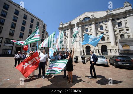 Milano, Italia. 27 giugno 2024. Presidio davanti alla sede del gruppo Borsa Italiana organizzata da Fisac Cgil di Milano e della Lombardia delle lavoratrici e dei lavoratori delle societ&#xe0; del gruppo - Milano - Gioved&#xec; 27 giugno 2024 (foto Claudio Furlan/Lapresse) Presidio davanti alla sede del gruppo Borsa Italiana organizzata da Fisac CGIL di Milano e Lombardia dei lavoratori delle aziende del gruppo - Milano - giovedì 27 giugno 2024 (foto Claudio Furlan/Lapresse) crediti: LaPresse/Alamy Live News Foto Stock