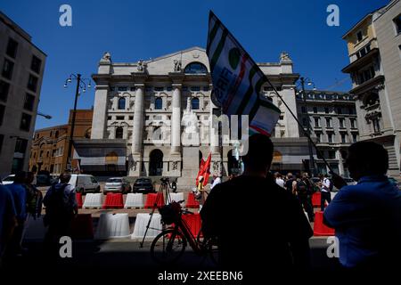 Milano, Italia. 27 giugno 2024. Presidio davanti alla sede del gruppo Borsa Italiana organizzata da Fisac Cgil di Milano e della Lombardia delle lavoratrici e dei lavoratori delle societ&#xe0; del gruppo - Milano - Gioved&#xec; 27 giugno 2024 (foto Claudio Furlan/Lapresse) Presidio davanti alla sede del gruppo Borsa Italiana organizzata da Fisac CGIL di Milano e Lombardia dei lavoratori delle aziende del gruppo - Milano - giovedì 27 giugno 2024 (foto Claudio Furlan/Lapresse) crediti: LaPresse/Alamy Live News Foto Stock