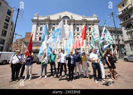 Milano, Italia. 27 giugno 2024. Presidio davanti alla sede del gruppo Borsa Italiana organizzata da Fisac Cgil di Milano e della Lombardia delle lavoratrici e dei lavoratori delle societ&#xe0; del gruppo - Milano - Gioved&#xec; 27 giugno 2024 (foto Claudio Furlan/Lapresse) Presidio davanti alla sede del gruppo Borsa Italiana organizzata da Fisac CGIL di Milano e Lombardia dei lavoratori delle aziende del gruppo - Milano - giovedì 27 giugno 2024 (foto Claudio Furlan/Lapresse) crediti: LaPresse/Alamy Live News Foto Stock