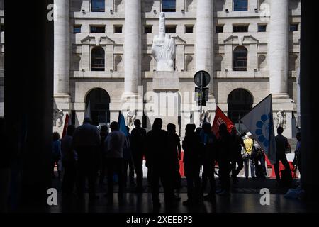 Milano, Italia. 27 giugno 2024. Presidio davanti alla sede del gruppo Borsa Italiana organizzata da Fisac Cgil di Milano e della Lombardia delle lavoratrici e dei lavoratori delle societ&#xe0; del gruppo - Milano - Gioved&#xec; 27 giugno 2024 (foto Claudio Furlan/Lapresse) Presidio davanti alla sede del gruppo Borsa Italiana organizzata da Fisac CGIL di Milano e Lombardia dei lavoratori delle aziende del gruppo - Milano - giovedì 27 giugno 2024 (foto Claudio Furlan/Lapresse) crediti: LaPresse/Alamy Live News Foto Stock