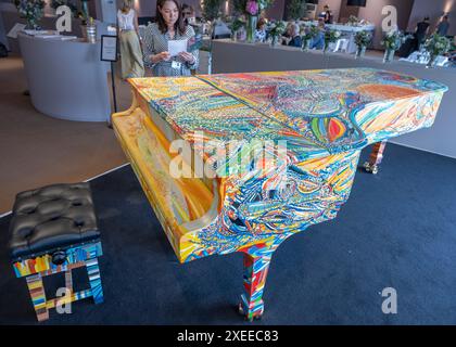 Royal Hospital Chelsea, Londra, Regno Unito. 27 giugno 2024. La Treasure House Fair, la più importante fiera d'arte estiva di Londra, torna dal 27 giugno al 2 luglio per la sua seconda edizione. La fiera riunisce 70 gallerie d'arte e presenta oltre 20 categorie di collezionisti nei campi dell'arte, dell'arredamento, dell'antichità e della gioielleria. Le attrazioni principali includono: Pianoforte a coda dipinto a mano Steinway Concert, Chromasoul, 2019, dell'artista argentina Maria Inés Aguirre. Piano Nobile, Londra. Crediti: Malcolm Park/Alamy Live News Foto Stock