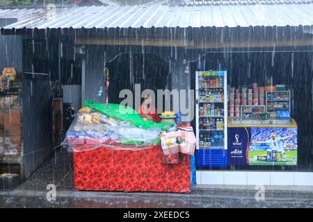 Bali in Indonesia - 5 febbraio 2024: Pioggia intensa durante il mosaico piovoso di febbraio Foto Stock