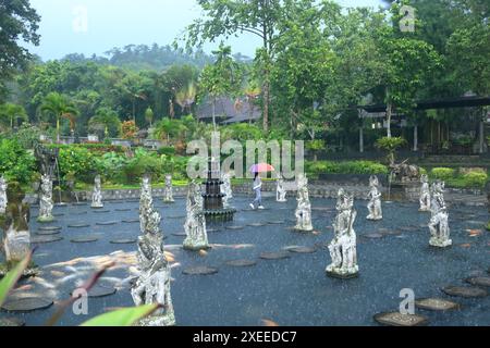 Bali in Indonesia - 5 febbraio 2024: Pioggia intensa durante il mosaico piovoso di febbraio Foto Stock