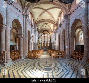 Selestat, Francia - 06 25 2024: Veduta della navata, della navata, del coro e del labirinto sul pavimento della chiesa di Santa Sainte-Foy Foto Stock