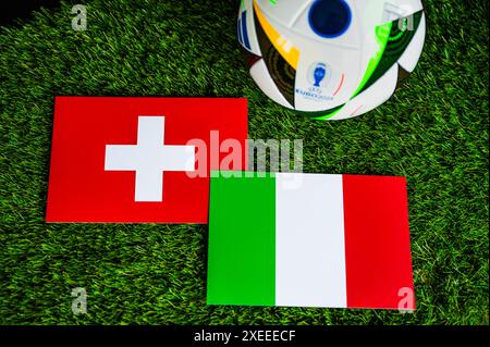 BERLINO, GERMANIA, 27 GIUGNO 2024: Svizzera vs Italia Euro 2024 ultima partita di calcio, play off of Europe Soccer Tournament. Palla Adidas e bandiere o Foto Stock