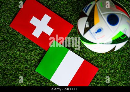 BERLINO, GERMANIA, 27 GIUGNO 2024: Svizzera vs Italia Euro 2024 ultima partita di calcio, play off of Europe Soccer Tournament. Pallone da calcio sul green Foto Stock