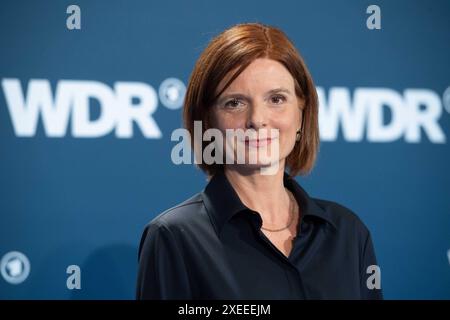 Die neue Intendantin Katrin VERNAU, Portraet, Porträt, Portrait, Angeschnittenes Einzelbild, Einzelmotiv, Wahl des neuen WDR Intendanten/der neuen Intendantin im Koelner Guerzenich, 27.06.2024.. *** Il nuovo regista Katrin VERNAU, ritratto, ritratto, immagine singola ritagliata, singolo motivo, elezione del nuovo direttore del WDR del nuovo direttore del Colonia Guerzenich, 27 06 2024 Foto Stock