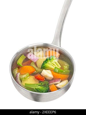 Mestolo con zuppa di verdure isolata su sfondo bianco Foto Stock