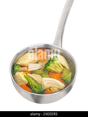 Mestolo con zuppa di pollo con verdure isolate su sfondo bianco, vista dall'alto Foto Stock