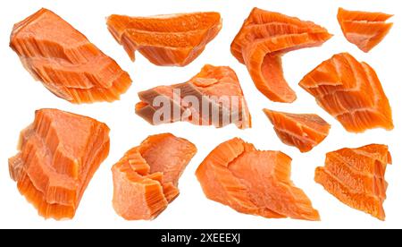 Pezzi di salmone affumicato isolati su fondo bianco Foto Stock