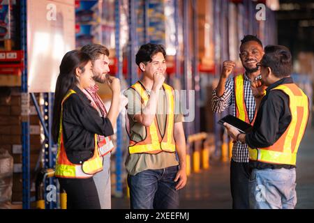Un gruppo di dipendenti del magazzino che ispezionano i prodotti sugli scaffali del magazzino prima di essere inviati al rivenditore Foto Stock