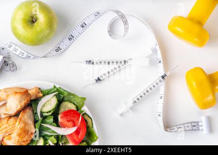 Iniezione di perdita di peso. Resistenza all'insulina, diabete, dimagrimento alimentazione sana. Iniezioni con ormoni dosano siringhe, con metro a nastro, manubri, Foto Stock