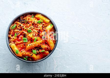 Rabokki, tteokbokki o topokki con ramen, Street food coreano, torte di riso speziate Foto Stock