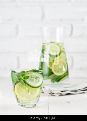 Acqua detox infusa con cetriolo, limone e menta Foto Stock
