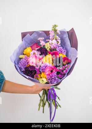 Bel bouquet lilla in mano donna Foto Stock