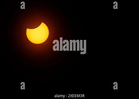 View of a Partial Solar Eclipse, After Third Contact, Sun seen with Solar Filter, 8 aprile 2024, Dublin, Ohio Foto Stock