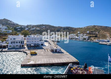 IOS, Grecia - 6 maggio 2024 : Vista panoramica del pittoresco porto di iOS Grecia Foto Stock