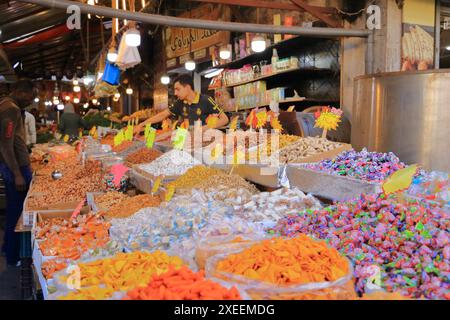 Amman in Giordania - 7 maggio 2024: Il trambusto al mercato della città nel pomeriggio Foto Stock