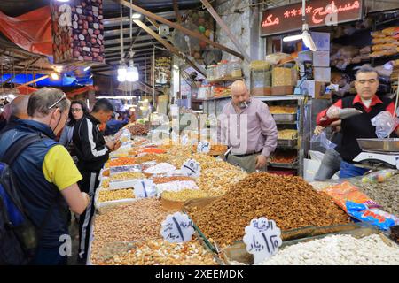 Amman in Giordania - 7 maggio 2024: Il trambusto al mercato della città nel pomeriggio Foto Stock