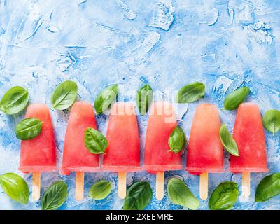 Vista dall'alto dei cocomeri e dei cocomeri di basilico con spazio per copiare Foto Stock