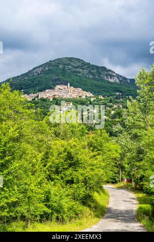 Vista distante del villaggio medievale di le Bar sur Loup, in cima alla collina, nel dipartimento delle Alpi marittime della Costa Azzurra, nel sud della Francia Foto Stock