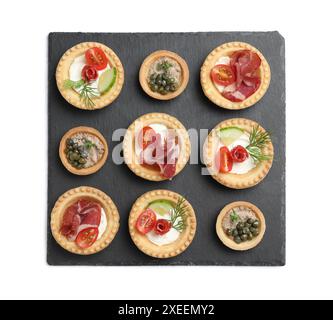 Stuzzichini deliziosi con salsicce affumicate a secco, jamon e pate isolati sul bianco, vista dall'alto Foto Stock