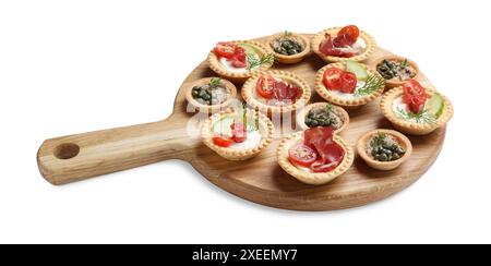 Stuzzichini deliziosi con salsicce affumicate secche, jamon e pate isolati su bianco Foto Stock