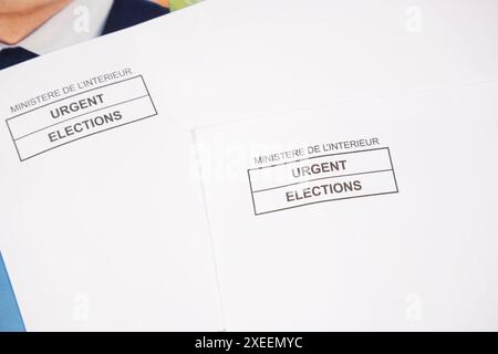 St-Maxmim-la-Ste-Baume, Francia, 27 giugno 2024. Nell'ambito delle elezioni parlamentari francesi, gli elettori della sesta circoscrizione elettorale del Var ricevono i programmi dei candidati. Campagna elettorale per le elezioni legislative del 2024 Foto Stock