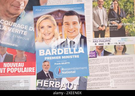 St-Maxmim-la-Ste-Baume, Francia, 27 giugno 2024. Nell'ambito delle elezioni parlamentari francesi, gli elettori della sesta circoscrizione elettorale del Var ricevono i programmi dei candidati. Campagna elettorale per le elezioni legislative del 2024 Foto Stock