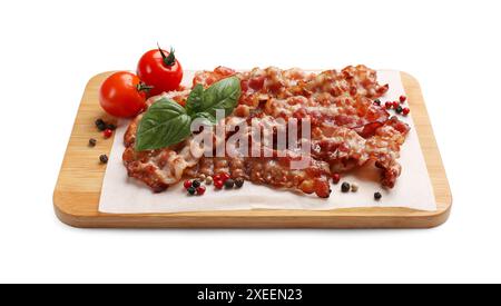 Fette di gustosa pancetta fritta, pomodori e spezie isolate su bianco Foto Stock