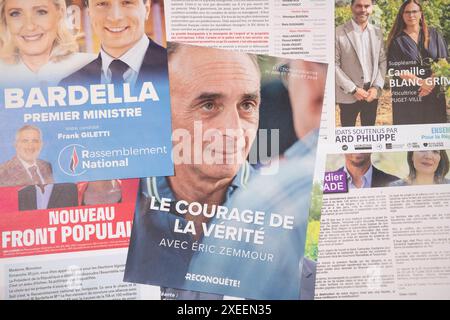 St-Maxmim-la-Ste-Baume, Francia, 27 giugno 2024. Nell'ambito delle elezioni parlamentari francesi, gli elettori della sesta circoscrizione elettorale del Var ricevono i programmi dei candidati. Campagna elettorale per le elezioni legislative del 2024 Foto Stock