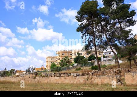 Jerash in Giordania - 7 maggio 2024: Vista della città moderna dal Museo Archeologico Foto Stock