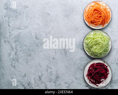 Zucchine, carote e spaghetti di barbabietola, copia spazio Foto Stock