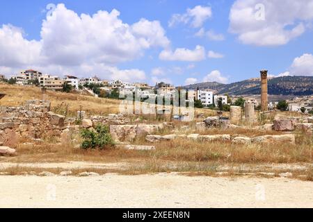 Jerash in Giordania - 7 maggio 2024: Vista della città moderna dal Museo Archeologico Foto Stock