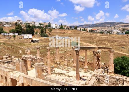 Jerash in Giordania - 7 maggio 2024: Vista della città moderna dal Museo Archeologico Foto Stock