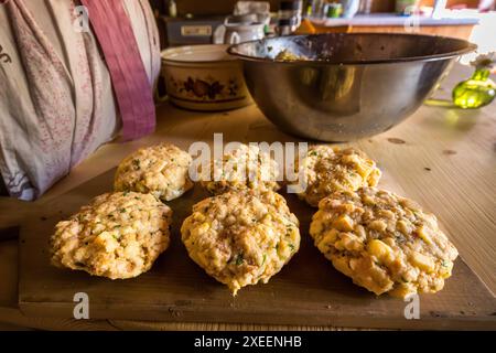 Gnocchi di formaggio appena formati. Tradizionalmente, vengono fritti sui pascoli alpini della valle del Grossarl e serviti in una zuppa. Prelibatezze fatte in casa al Filzmoosalm, Großarl, Salisburgo, Austria Foto Stock