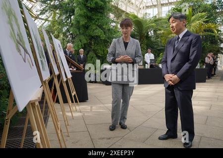 L'Imperatore Naruhito del Giappone parla con l'artista Masumi Yamanaka durante la sua visita ai Kew Gardens di Londra, mentre continua la sua visita di stato nel Regno Unito. Data foto: Giovedì 27 giugno 2024. Foto Stock