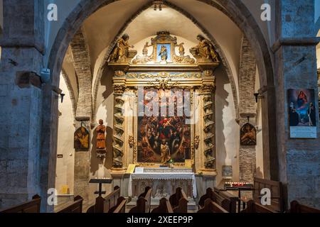 Interno della chiesa collegiale nella cittadina medievale di Saint Paul de Vence, nel dipartimento delle Alpi marittime della Costa Azzurra nel sud della Francia Foto Stock