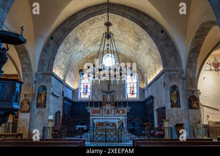 Interno della chiesa collegiale nella cittadina medievale di Saint Paul de Vence, nel dipartimento delle Alpi marittime della Costa Azzurra nel sud della Francia Foto Stock